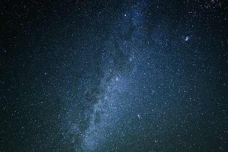 银河系与星空的夜景图片