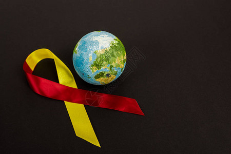 全球接近红带和黄丝带的红带和黄带图片