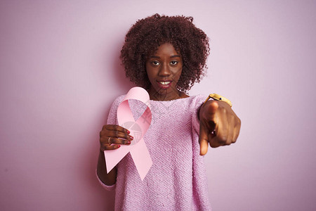 年轻的非洲女生手持粉红丝带背景图片