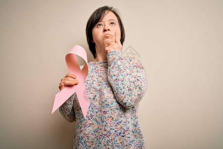 拿着粉色丝带宣传关注癌症的人背景图片