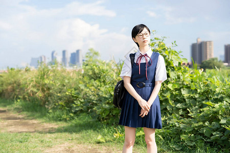 黑色短发的漂亮女学生图片