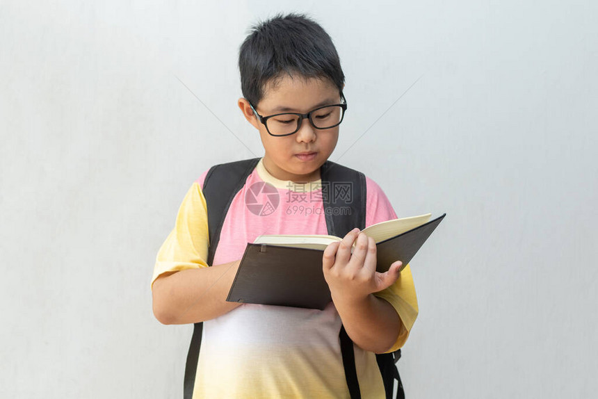 亚洲男孩小学有书袋和书包返回学图片