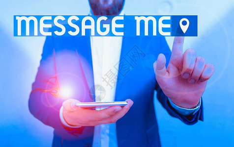 写MessageMe概念照片要求有人从蓝色套房的一个移动设备Pusperman发送短文本给您背景