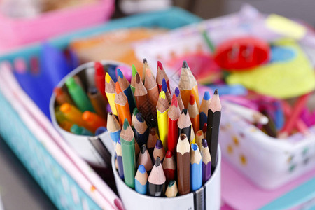 铅笔盒中的彩色铅笔儿童教育图片