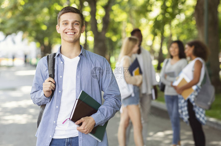 有吸引力的年轻男生学在大学后与朋友共度时间图片