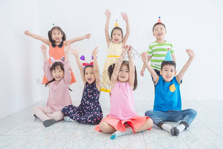 一群亚洲儿童在生日派对上图片
