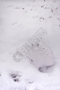 在雪背景的冬天雪堆图片