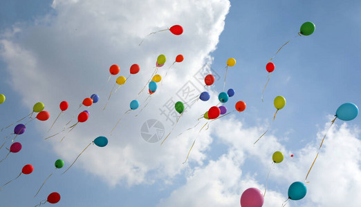 许多彩色气球图片