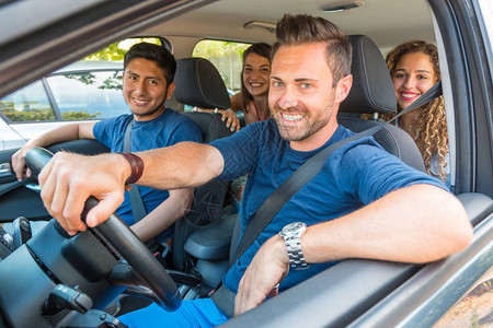 快乐微笑的人共享汽车多元文化的朋友一起旅行或共享汽车以减少排放共享经图片