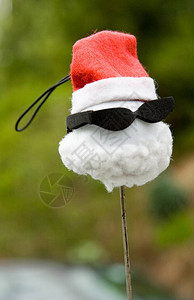 圣诞老人的天线顶着帽子胡子和凉爽的阴影图片