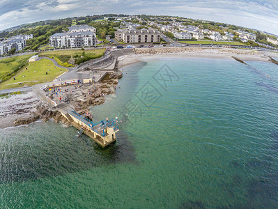 爱尔兰加尔韦州萨尔特希尔与潜水塔的黑岩图片