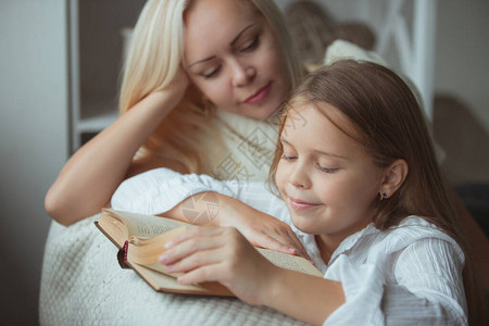 处于自我隔离期的一家人在家里的沙发上看书如何在隔离期间保持忙图片