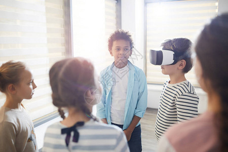 初中学生测试VR眼镜图片