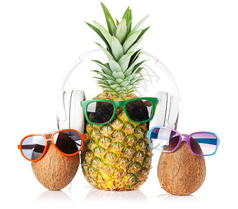 带有太阳眼镜和耳机的柠檬菠萝和椰子背景图片