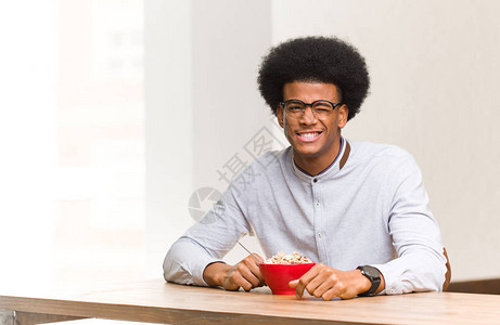年轻黑人在早餐中眨眼风趣友好图片