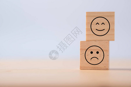客户体验调查和满意度反馈概念在网上使用木质立方体打印屏幕的两种快图片