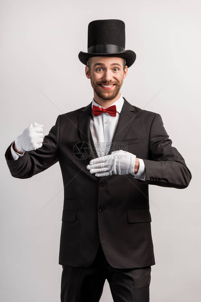 快乐的魔术师用手指表演魔术图片