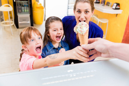 母亲带着女孩们买冰淇淋背景图片