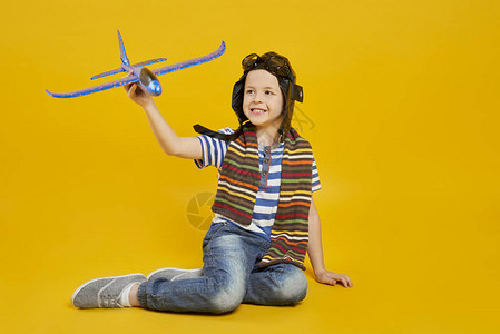 玩具飞机的微笑男孩图片