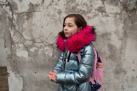 穿着冬季夹克和书包的女孩背着包的女学生9岁的女孩背着书包岁女学生的画像四年级学校背景图片