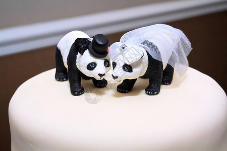 可爱的熊猫新娘和新郎蛋糕装饰图片