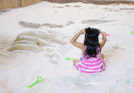 孩子们可爱或小女孩科和玩沙子图片