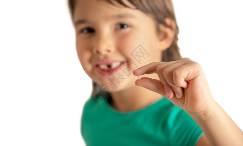 带着牙齿的女孩被孤立的白种背景所牵制背景图片