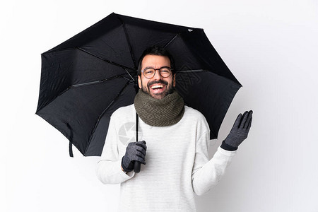 白人英俊帅哥长着胡子拿着雨伞在图片