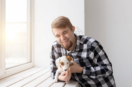 人和宠物的概念快乐的人拿着狗杰克罗素泰瑞图片