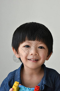 白色背景上快乐的亚洲男孩微笑脸的肖像图图片