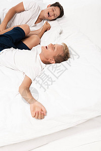 白衣少年边程两个快乐的兄弟笑着躺在白衣床上躺在白色背景