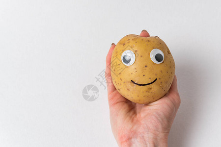 满眼笑脸和微笑的有趣的土豆在白图片