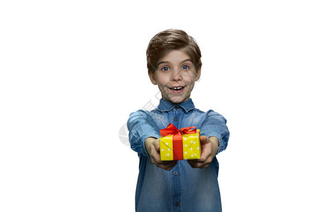 快乐的男孩送了个小礼物盒睁大眼睛的小孩用手伸图片