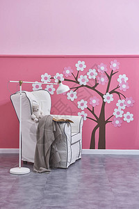 新儿童房间粉红色墙壁和树木图案图片
