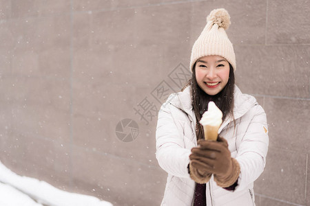 日本北海道冬季雪上冰淇淋图片