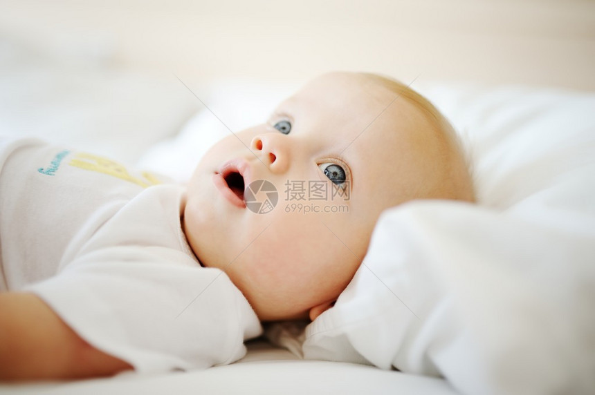 蓝眼睛婴儿的肖像儿图片