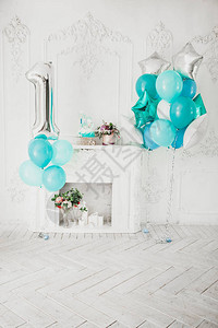 带壁炉和蓝色气球的节日白色房间以庆祝孩图片