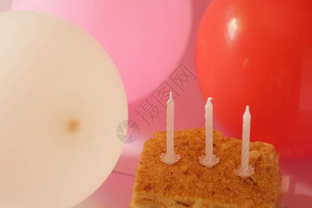 带蜡烛的生日蛋糕红气球和粉红色气球庆祝概图片