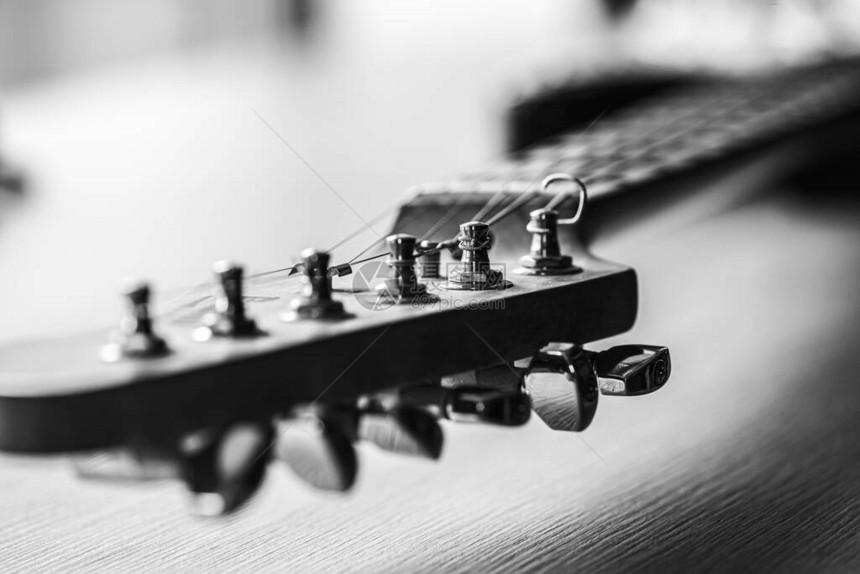 吉他琴弦近音吉他黑白摄影图片