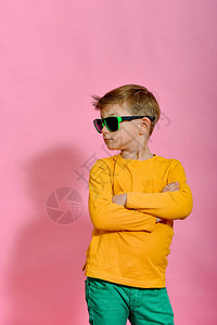 美丽的时尚和迷人的男孩在太阳眼镜图片
