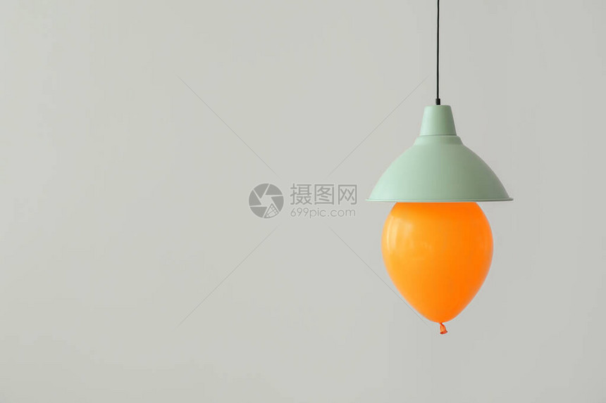 浅色背景下带现代灯的气球图片