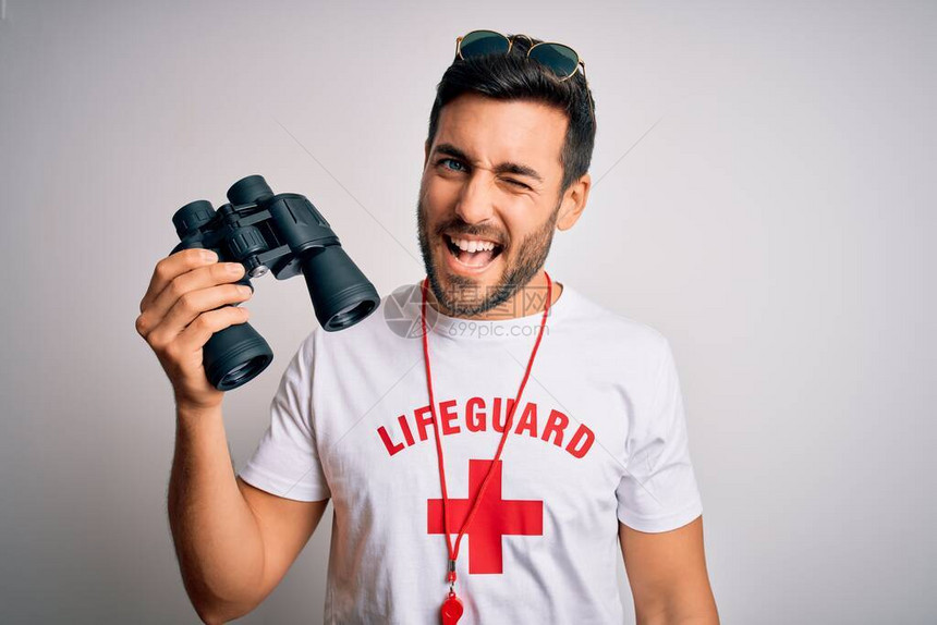 有胡子的年轻救生员穿着T恤红十字和太阳镜图片