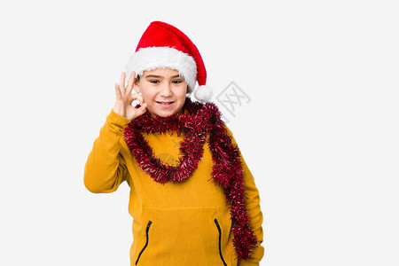 庆祝圣诞节日的小男孩戴着圣塔帽图片