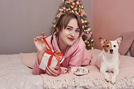 与狗杰克罗素梗犬在圣诞节的女孩圣诞贺卡模板家庭圣诞节圣诞快乐图片
