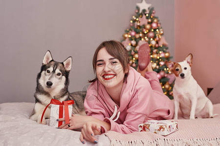 圣诞节上有狗哈士奇的女孩圣诞贺卡模板家庭圣诞节圣诞快乐图片