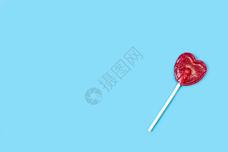 一个红心形的棒糖在图片