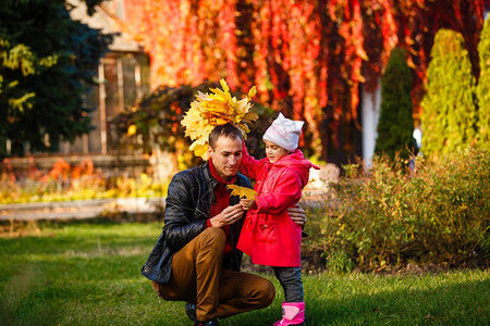 快乐的年轻父亲和女儿在秋图片