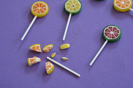 美味甜的棒糖水果如柠檬柠檬或西瓜以图片
