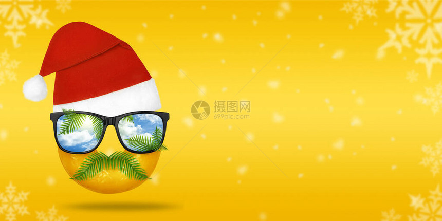 圣诞老人面临着由甜食圈太阳镜红帽装饰和棕榈叶在柔和的黄色和橙色背景上制成的飞行创意概念最图片