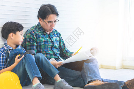 父子阅读建筑行业房屋维修中的改造计划为家庭和育儿结合连接图片
